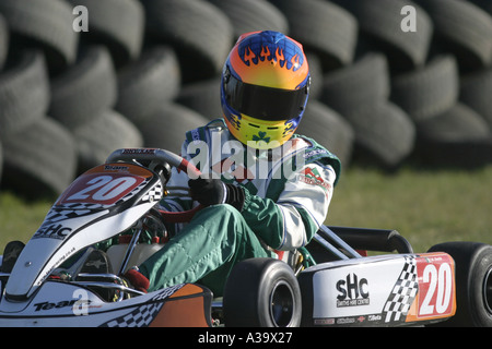 Junior Rotax Kartfahrer ziehen in die Boxengasse Nutts Ecke Motorsport Schaltung County Antrim-Nordirland Stockfoto