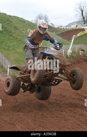 Quad Racer springt hoch während der britischen Meisterschaft Quad Racing in Desertmartin Nordirland Stockfoto