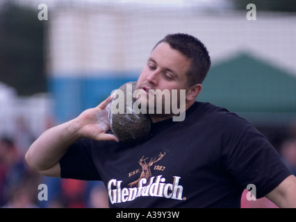 Schwergewichts-Wettbewerb, bereitet Ballater Highland GamesDavid Dowson von Middlesborough, Ballater Stein zu werfen Stockfoto