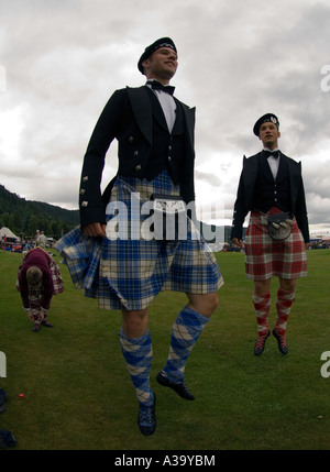 Tänzer Cameron und Vincent Collins aus Kanada Protze vor im Wettbewerb mit dem Schwert, tanzen Stockfoto