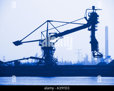 Monochrom blau Schuss einer gigantischen Maschine in den Hafen von Rotterdam zum Laden verwendet Entlade Schiffe mit Sand oder Kohle die Niederlande Stockfoto