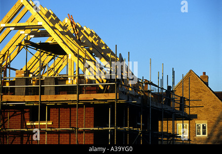 Häuser im Bau auf der braunen Wiese in Kesgrave in der Nähe von Ipswich, Suffolk, UK. Stockfoto