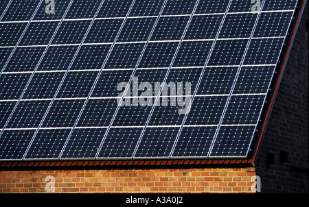 Sonnenkollektoren auf dem Dach eines Hauses in der deutschen Dorf Strohen, Nordrhein-Westfalen. Stockfoto