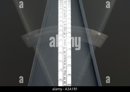 Verschwommen beweglichen Arm auf einem Musiker Mechanische Metronome. Credit: Malcolm Park/Alamy. Stockfoto