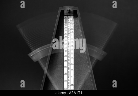 Verschwommen beweglichen Arm auf einem Musiker Mechanische Metronome. Credit: Malcolm Park/Alamy. Stockfoto