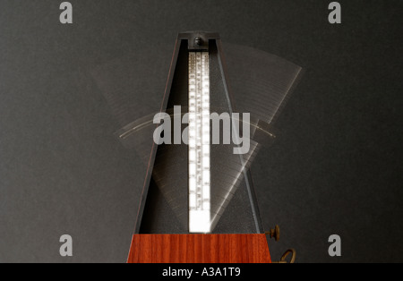 Verschwommen beweglichen Arm auf einem Musiker Mechanische Metronome. Credit: Malcolm Park/Alamy. Stockfoto