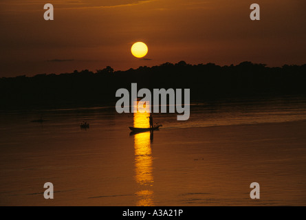 Kongo-Fluss mit Piroge Sonnenuntergang Stockfoto