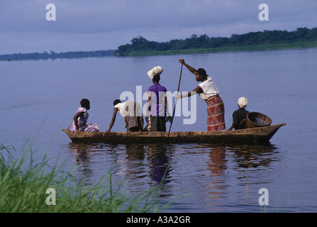 Einbaum-Kongo-Fluss Stockfoto