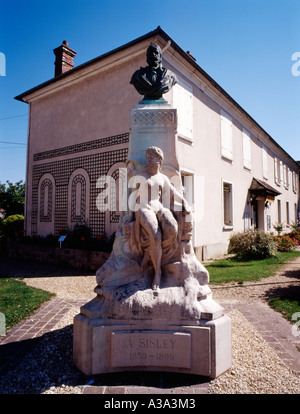 Büste von Maler Künstler Alfred Sisley 1839 1899 mit Statue in der französischen Stadt Moret Sur Loing nahe Paris Stockfoto