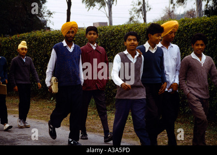 Amritsar Indien Khalsa College Boys mit ersten Turban Stockfoto