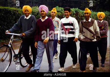 Amritsar Indien Khalsa College Boys mit ersten Turban Stockfoto