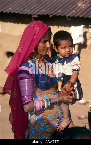 Bishnoi Frau und Baby in der Nähe von Jodhpur Rajasthan Indien Stockfoto