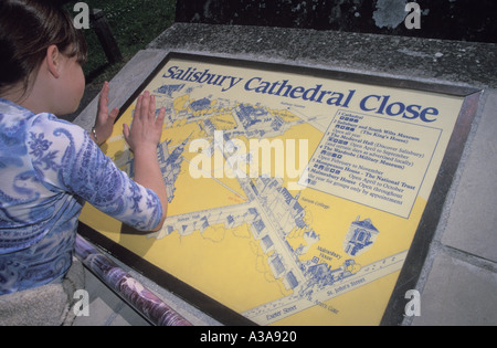 Zehn Jahre altes Mädchen Zeichen Salisbury Cathedral Stockfoto