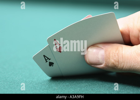 Zwei Asse in der Hand Stockfoto