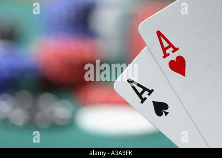 Zwei Asse; verschwommene Poker chips im Hintergrund. Stockfoto