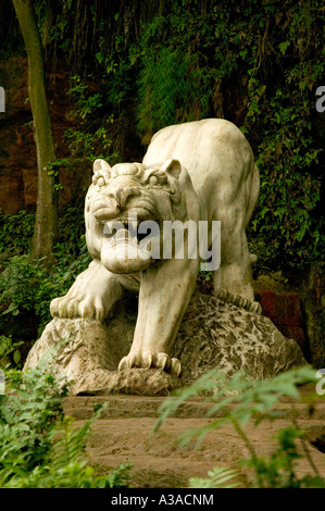 Skulptur des Löwen bewachen Riesenbuddha von Leshan. Stockfoto