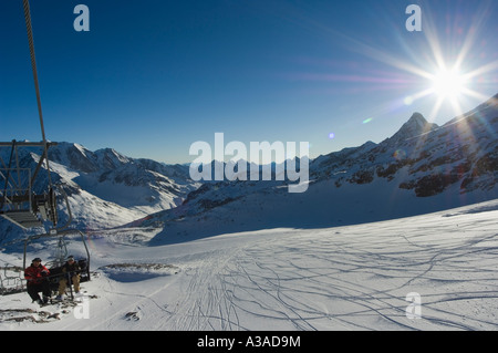 Skifahrer am Sessellift Hintertuxer Gletscher Mayrhofen Zillertal Valley Tirol Österreich Stockfoto