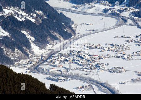 Valley Road Kirche Skigebiet Mayrhofen Zillertal Valley Tirol Österreich Stockfoto