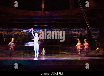 Turnerin des Cirque Du Soleil Alegria in der Royal Albert Hall London durchführen Stockfoto