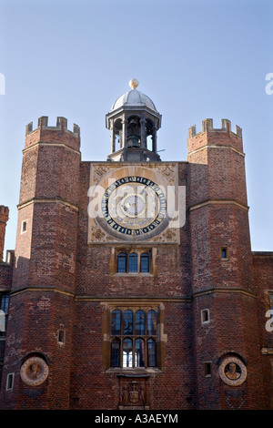 Astronomische Uhr und Clock Tower (Anne Boleyn s Gateway). Terrakotta-Rondelle von Giovanni da Maiano. Hampton Court Palace. UK Stockfoto