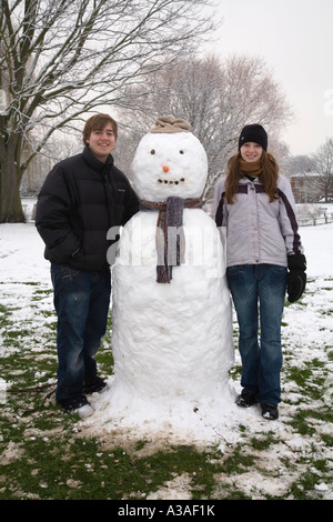 Schneemann mit paar auf Schinken gemeinsame Surrey UK Stockfoto