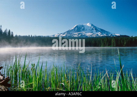 Mt Adams, Washington State, USA, 12276 ft 3742 m, Pacific NW, South Cascades, Cascade Mountains, Mt Adams Wilderness, Reflection Stockfoto