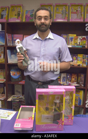 Schlieen Sie Ammar Saadeh, Erfinder von The Razanne muslimischen Doll, Besitzer der NoorArt Muslim Shop, Livonia, Michigan USA Stockfotografie - Alamy Schlieen Sie Ammar Saadeh, Erfinder von The Razanne muslimischen Doll, Besitzer der NoorArt Muslim Shop, Livonia, Michigan USA Stockfotografie - Alamy