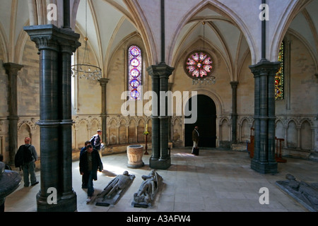 Besucher erkunden die Temple Church und die Bildnisse der Ritter Templar London UK Stockfoto