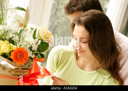 Junges Paar mit Blumen Stockfoto