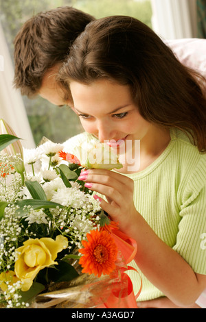 Junges Paar mit Blumen Stockfoto