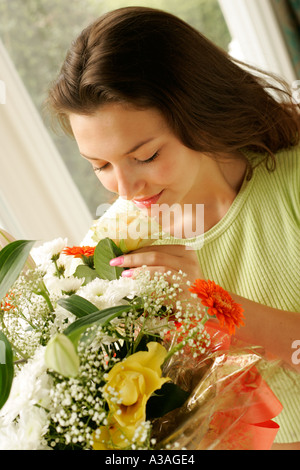 Junges Mädchen mit Blumen Stockfoto