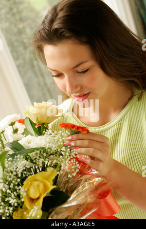 Junges Mädchen mit Blumen Stockfoto