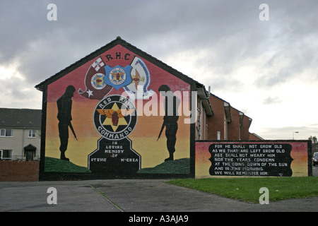 Rote Hand Commando loyalistische Gedenkwand Wandbild zu stevie mccrea shankill crumlin Road belfast Nordirland Stockfoto