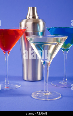 Drei Cocktails in rot klar und blau mit einem cocktail-shaker Stockfoto