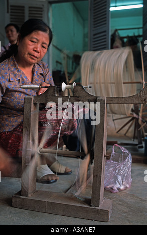 Hand, die Spinnerei Thread Carol Cassidy s Lao Textilien Werkstatt befindet sich in einem wunderschönen kolonialen Gebäude Vientiane Laos Stockfoto