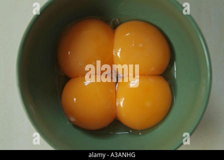 vier Eigelb in einer Schüssel getrennt von den weißen Stockfoto