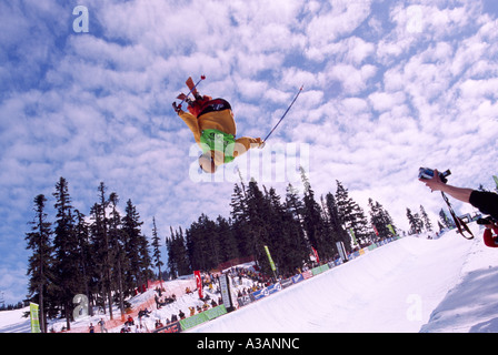 Whistler, BC, Britisch-Kolumbien, Kanada - A Freestyle Skifahrer im Wettbewerb beim Superpipe-Wettbewerb in der Halfpipe am Blackcomb Mountain Stockfoto