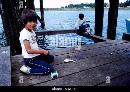 Haida Gwaii (Queen Charlotte Islands), BC, British Columbia, Kanada - Native Indian jungen Fischen am Masset, Graham Island Stockfoto