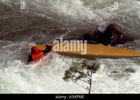 Umgestürzten Kajak und Kajakfahrer in den Stromschnellen des Thompson River in der Nähe von der Stadt von Spences Bridge in British Columbia Kanada Stockfoto