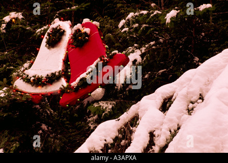 Weihnachtsglocken auf tief verschneiten Nadelwald Zweigen Stockfoto