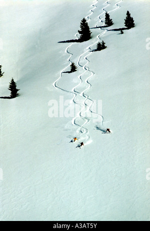 Drei Skifahrer schlängeln Wanderwege sich durch unverspurten Pulverschnee in den Pioneer-Bergen von Idaho nach Erreichen dieser Stelle mit dem Hubschrauber Stockfoto