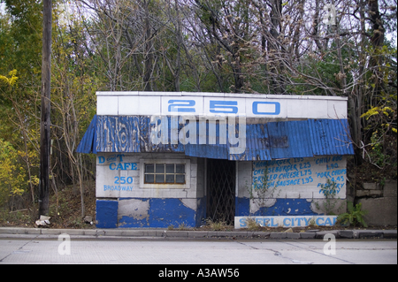 Verlassene Gebäude auf einer leeren Straße Stockfoto
