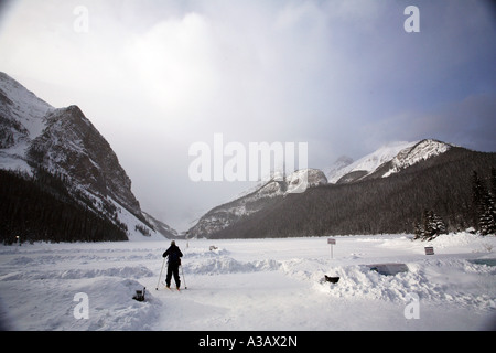 Überqueren Sie Land Skifahrer auf dem gefrorenen See Louise Stockfoto