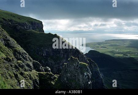Ein Blick von der Trotternish Ridge Isle Of Skye mit Blick auf Staffin bay Stockfoto