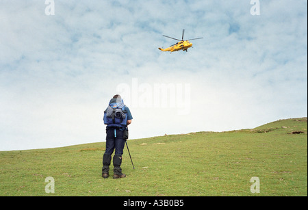 Ein hoch auf die Trotternish Ridge Isle Of Skye Schottland wie die Küstenwache fliegt über Hubschrauber walker Stockfoto