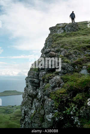 Ein einsamer Wanderer auf Trotternish Ridge Isle Of Skye Schottland Stockfoto