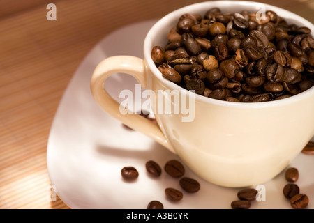 Cappuccino-Tasse mit Kaffeekörner Stockfoto