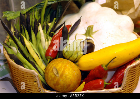 Ein Korb mit frischen hausgemachten Bio-Gemüse auf dem Display bei einer Gärtnerei show Stockfoto
