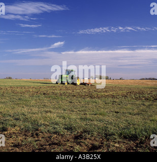 JOHN DEERE 4560 TRAKTOR MIT EINEM MEIßEL IN FELD PFLÜGEN / ILLINOIS Stockfoto