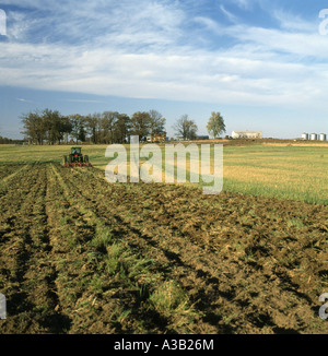 JOHN DEERE 4560 TRAKTOR MIT EINEM MEIßEL IN FELD PFLÜGEN / ILLINOIS Stockfoto